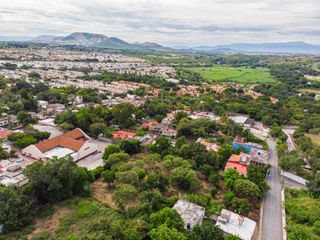 Extenso terreno en zona concurrida de Morelos