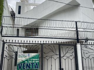 En Venta casa  en La deportiva, zona muy céntrica en Irapuato.