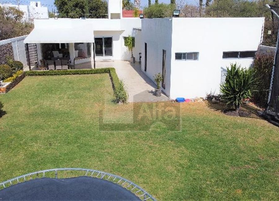 Casa de un piso, moderna y con muy amplio jardín en venta en Huertas La