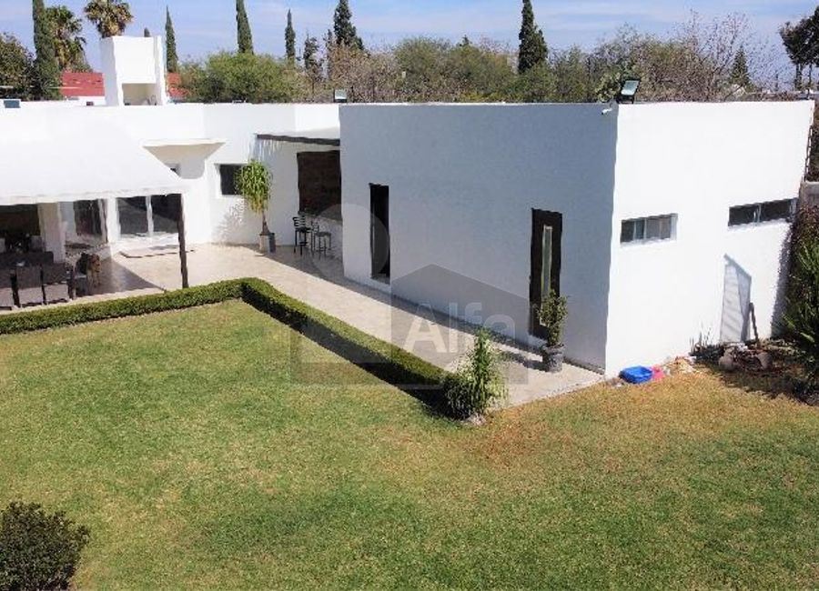 Casa de un piso, moderna y con muy amplio jardín en venta en Huertas La