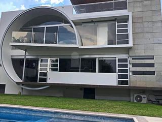 Lujosa residencia con exclusivo diseño, alberca propia y a un precio accesible!