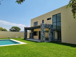 Casa  en Venta  en  Oaxtepec con 5 amplias recamaras  y estilo moderno.
