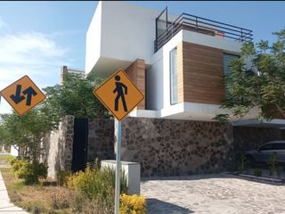 Casa en Venta en Cañadas del Arroyo con Doble Altura, Diseño de Autor.