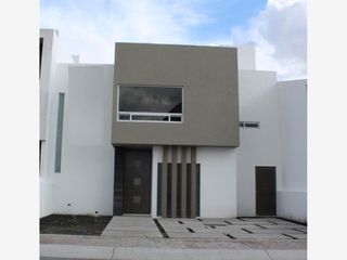 Se Vende Casa en Colinas de Juriquilla, Estudio en PB, Jardín, Pasillo Lateral