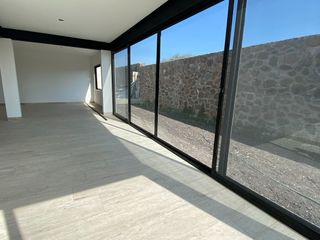 Preciosa Residencia en Lomas del Campanario, Jardín, 4ta Recamara en PB