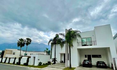 Casa en Venta en Venta en Col. La Herradura, Monterrey, N.L.