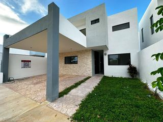 Venta Casa en Privada  3 Recámaras y Alberca Conkal . Priv Canaria