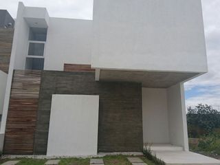 En Venta Casa en Cañadas del Lago, 3 Recamaras, Jardín, 2.5 Baños, Estudio..