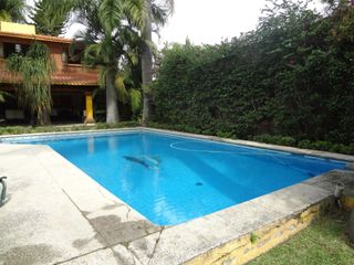 Casa con jardín y alberca en Fraccionamiento las Fincas, Jiutepec