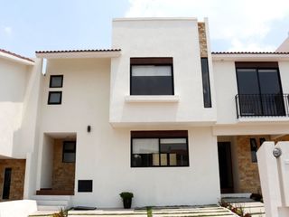 Preciosa Casa en Zibatá, Alberca, 3 Recámaras, Sala TV, 2.5 Baños, Jardín.- LUJO