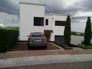 Hermosa casa en venta en Juriquilla, Alberca, ROOF GARDEN, 4 habitaciones, LINDA