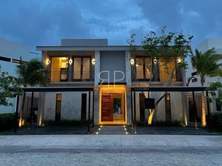 Exclusiva casa frente al lago en Cancún ubicada en Lagos del Sol