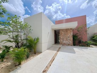 CASA EN VENTA EN PRIVADA CANARIA EN CONKAL, LT 31