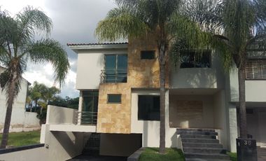 CASA EN VENTA COTO LAS ROSAS, VALLE REAL, ZAPOPAN.