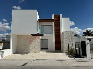Estrena casa en Valle de Juriquilla, casa de autor de tres niveles con acabados de lujo