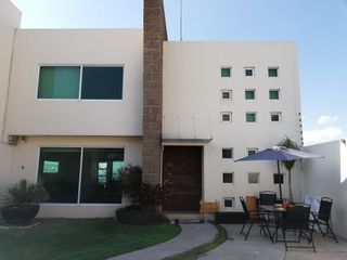 Preciosa  Casa en Colinas del Cimataro, Jardín, Portón Eléctrico, 3 Niveles..