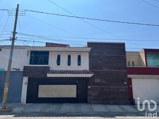 Casa en venta en Jardines de San Manuel, en Puebla, Puebla