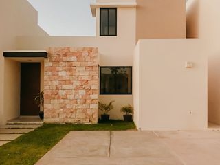 Venta casa tres recámaras privada norte Mérida