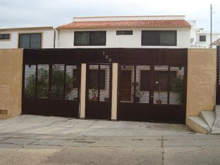 Venta  de Casa de 2 niveles  y 3 habitaciones en Av. Michoacán, Col. Petrolera, Coatzacoalcos, Ver.