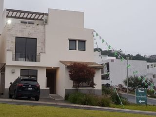 Se Vende Casa en Punta Esmeralda de 3 Niveles, Roof Garden, 4ta Recamara en PB
