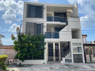 Edificio con 3 departamentos en venta en Cozumel, 65 Avenida.