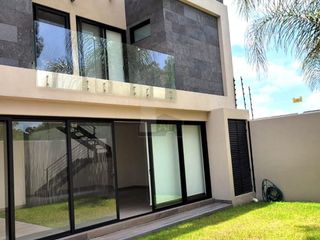 Casa en venta en Lomas de Juriquilla con amplio Jardín y diseño moderno