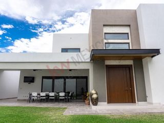 Casa en venta en Fraccionamiento El Fresno, Torreón con amplios espacios y frente al área verde.