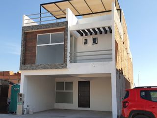 Casa con Rooftop y Jardín en Privada en Pozos