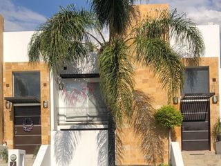Amplia casa en Santa Fe Juriquilla, ampliación es estudio, salon de juegos y jardín amplio