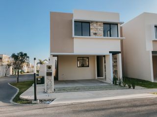 Casa en preventa al norte de Mérida en privada con doble pórtico