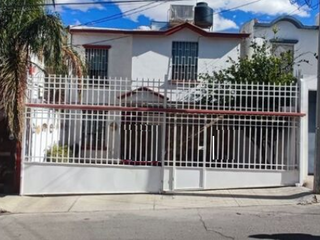 Casa en Venta  en Paseos de Chihuahua, con Recámara en Planta Baja.