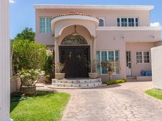 Venta de espectacular residencia en Mérida, zona centro, 4 recamaras, piscina y