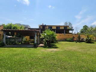 Casa Campestre con Espectacular Jardín de mas de 3,000 m2, Clima de Verano
