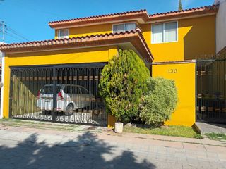 CASA BONITA SUPER AMPLIA FRENTEA GALERÍAS