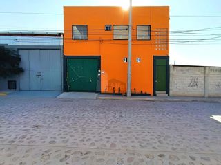 Bodega en RENTA, cuenta con departamento de 2 recámaras, en Colonia San José El Alto, Querétaro.
