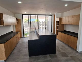 RESIDENCIA EN VENTA EN PRIVADA NORTEMERIDA, AL NORTE DE MERIDA