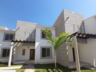 Casa condominio en venta Cuernavaca, Morelos con Alberca y Jardin