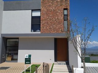 En Venta Casa en ZIBATA, Alberca, 3 Recámaras, una en PB, 2.5 Baños..