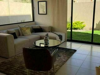 Hermosa Casa en Altos Juriquilla, Tipo Duplex, Gran Jardín en L, Alberca, Gym..
