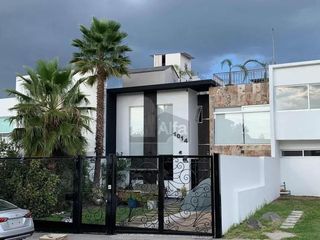 Casa sola en venta con acabados de lujo y vista panorámica desde su roof garden