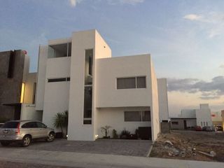 Hermosa Residencia, Cañadas del Lago, 3 recámaras con baño, ROOF GARDEN de LUJO.