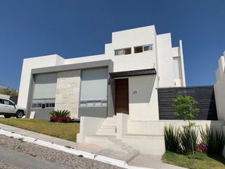 Preciosa Residencia en VISTA REAL, 3 Habitaciones, 3.5 Baños, GRAN JARDÍN, Lujo.