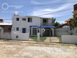 Venta de casa de 2 niveles y 3 habitaciones en calle Aguacates, Col. Unidad Gavilán de Allende, Coatzacoalcos, Ver.