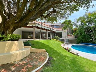 Casa en venta en Maravillas, Cuernavaca con amplios jardines y alberca