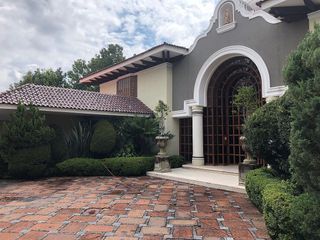 Colinas de San Javier | Casa en renta | 1,400 m², alberca techada