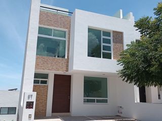 Estrena Casa en El Condado, 3 Recamaras, SUPER JARDÍN, Sala de TV, Roof G.