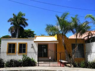 Casa Amarilla de una planta en Paseo de las Fuentes