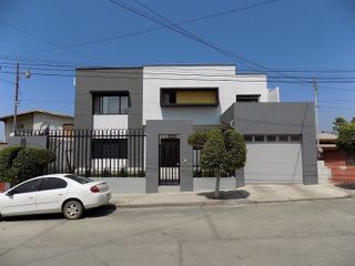 Casa  de 4 recámaras amplia y moderna en la Col. Hidalgo, Ensenada $9,000,0000