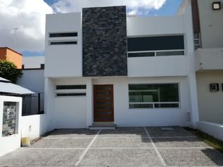 Preciosa Casa en El Refugio, 3 Recamaras, 3 Autos, Sala TV, Equipada, GANALA !!