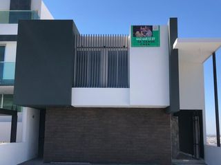 Residencia en Lomas de Juriquilla, 5 Autos, Sótano, Jardín, Cto Serv, 3 Recamara